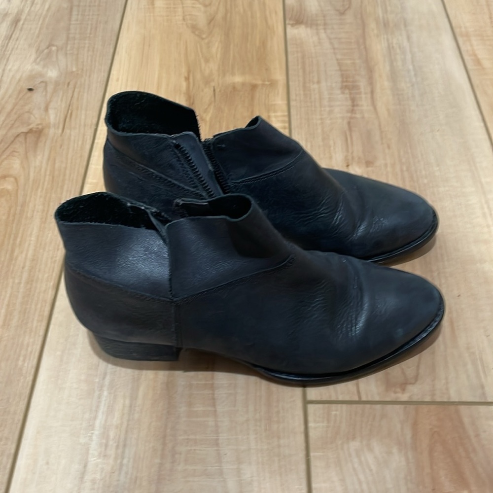 Gianni Bini ankle boots